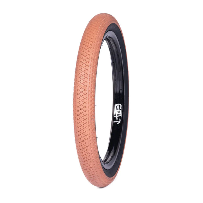 front angle view of vans wafflecup tire in gum/ black wall