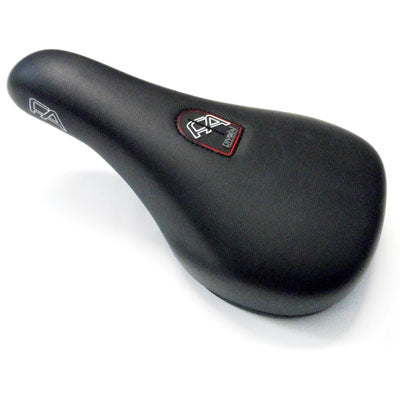 Top & side view of the Freeagent street saddle in black